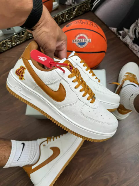 TÊNIS NIKE AIR FORCE LAKERS BRANCO/CARAMELO